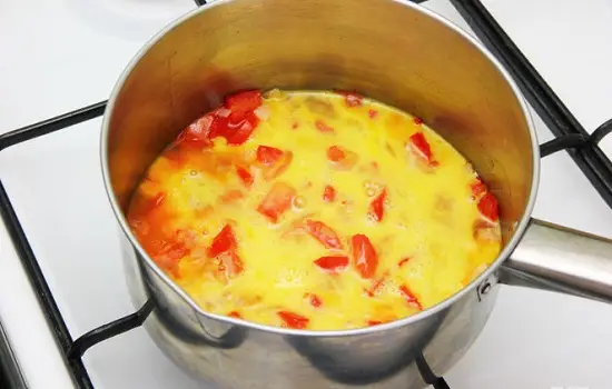 cho trứng vào canh