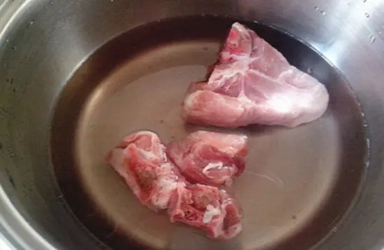 canh xương hầm củ sen với lạc sơ chế xương