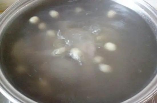 canh xương hầm củ sen với lạc cách làm 3