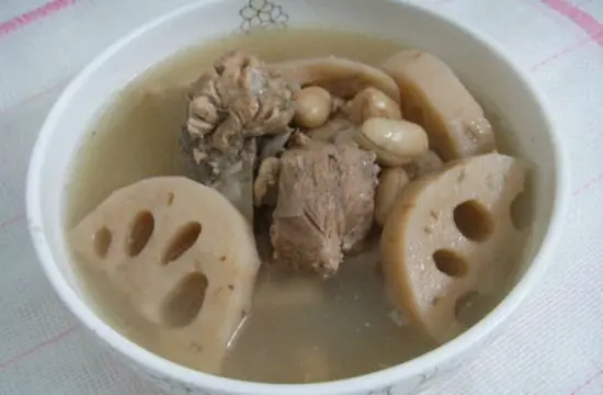 Cách làm canh xương hầm củ sen với lạc