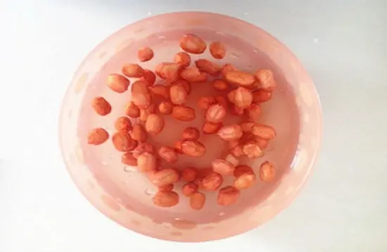 canh xương hầm củ sen với lạc ngâm lạc