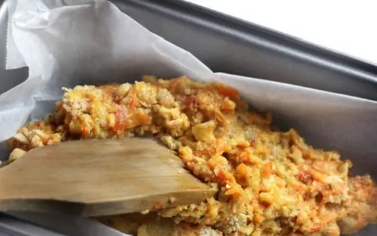 cho hỗn hợp bánh mì rau vào khay nướng