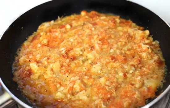 đun chín hỗn hợp bánh mì rau củ