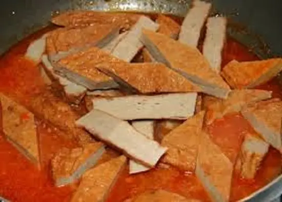cho chả cá vào chiên cùng cà chua
