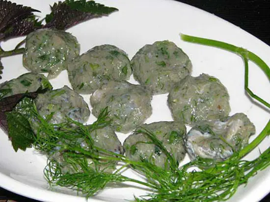Dùng tay nặn chả cá - Cách làm chả cá