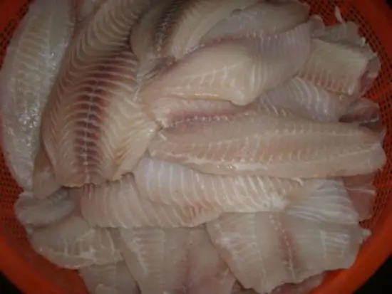 Sơ chế nguyên liệu cá làm chả cá - Cách làm chả cá