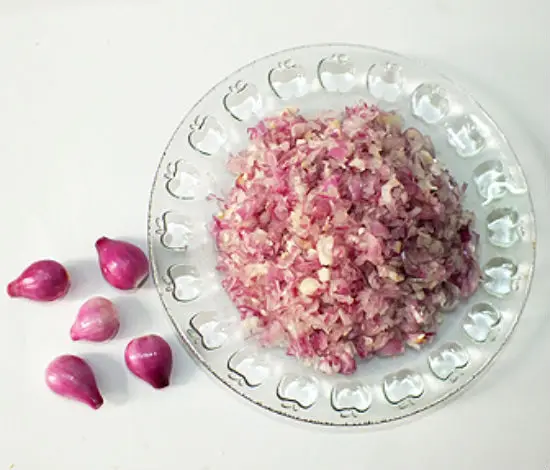 Sơ chế nguyên liệu hành tím làm chả cá - Cách làm chả cá