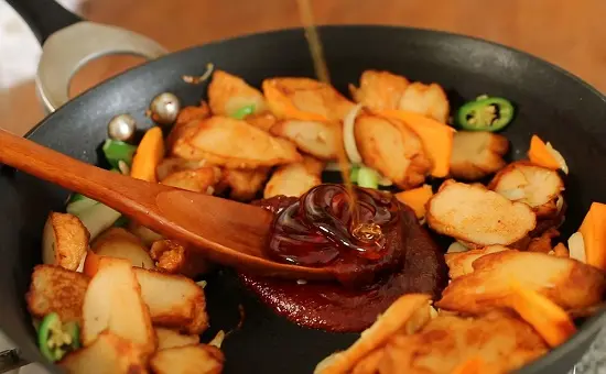 Cách làm chả cá xào cay kiểu Hàn 4