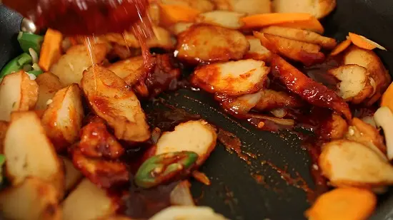 Cách làm chả cá xào cay kiểu Hàn 5