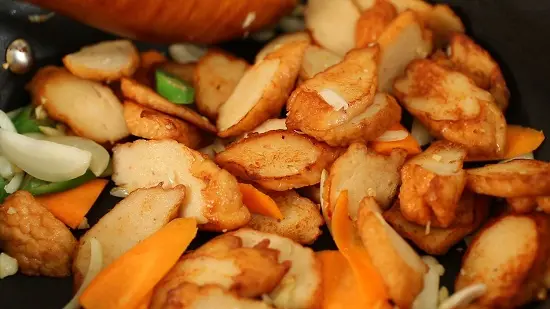 Cách làm chả cá xào cay kiểu Hàn 3
