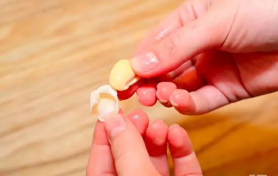bóc vỏ đậu nành