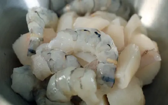 Chuẩn bị nguyên liệu làm chả hải sản