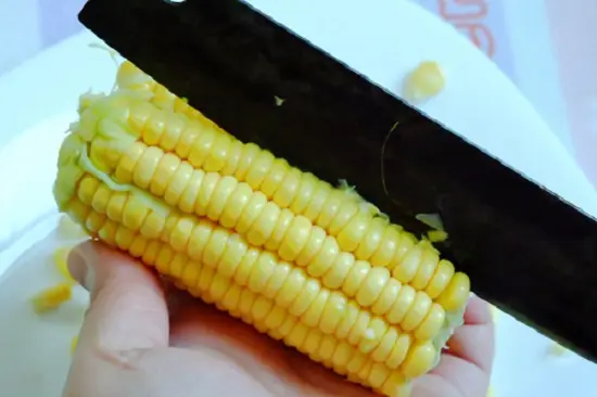 dùng dao tách hạt ngô