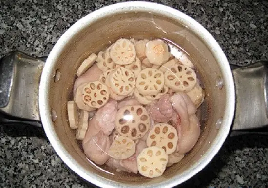 chân giò hầm củ sen cách làm