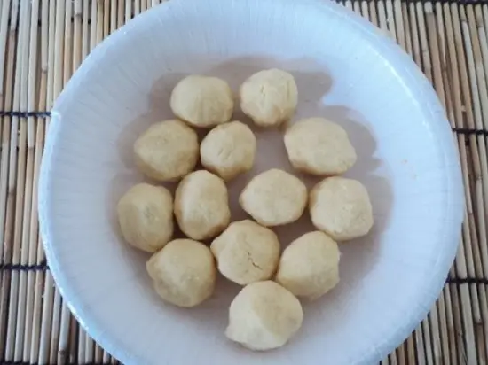vo đậu xanh thành những viên tròn vừa ăn