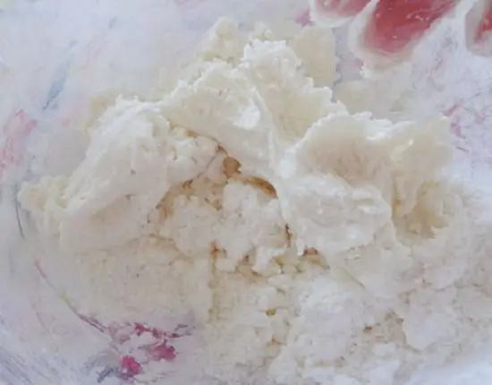 nhào bột với nước cốt dừa