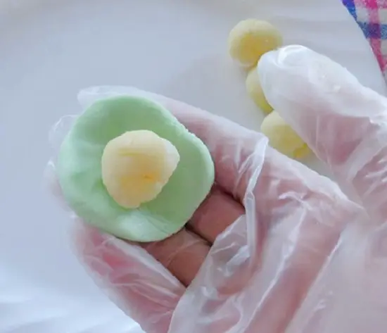 cho nhân vào vỏ bánh
