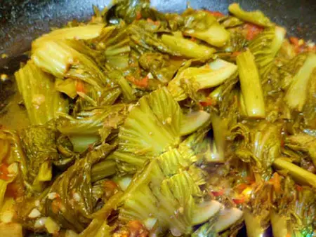 Canh cá nấu dưa chua cho ngày đông lạnh giá