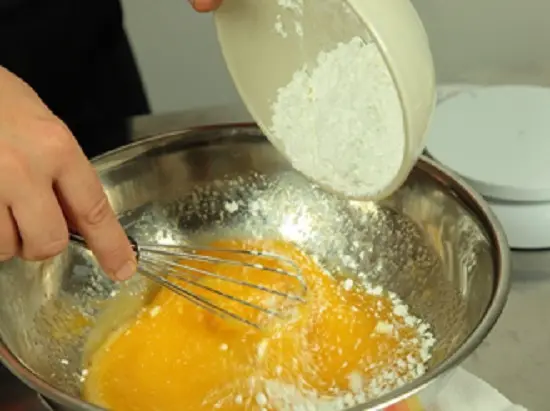 cho tiếp bột ngô vào