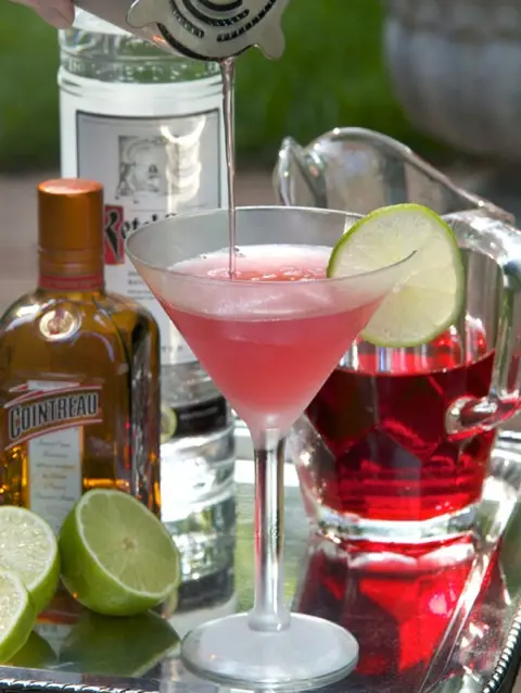 Cách làm cocktail Cosmopolitan cho ngày hè oi bức 2