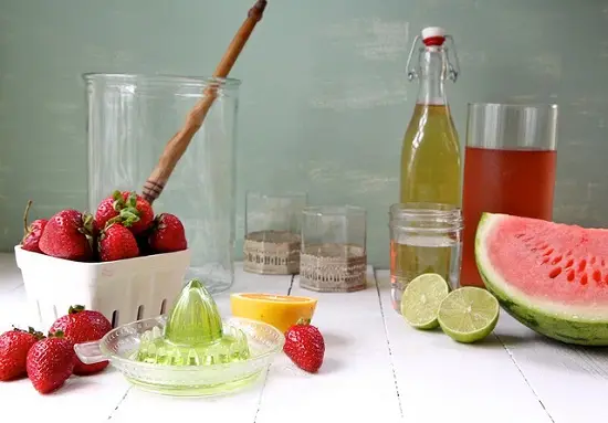 Cách làm cocktail dưa hấu dâu tây ngon tuyệt 2