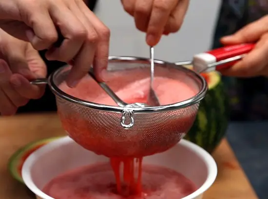 Cách làm cocktail dưa hấu với rượu soju Hàn Quốc mới lạ 4