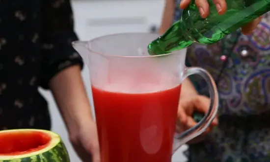 Cách làm cocktail dưa hấu với rượu soju Hàn Quốc mới lạ 6
