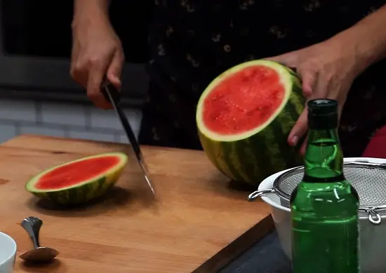 Cách làm cocktail dưa hấu với rượu soju Hàn Quốc mới lạ 2