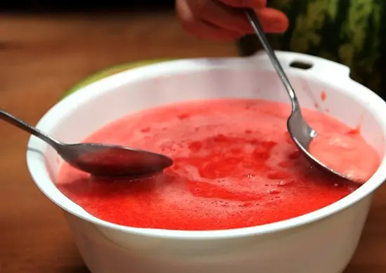 Cách làm cocktail dưa hấu với rượu soju Hàn Quốc mới lạ 5