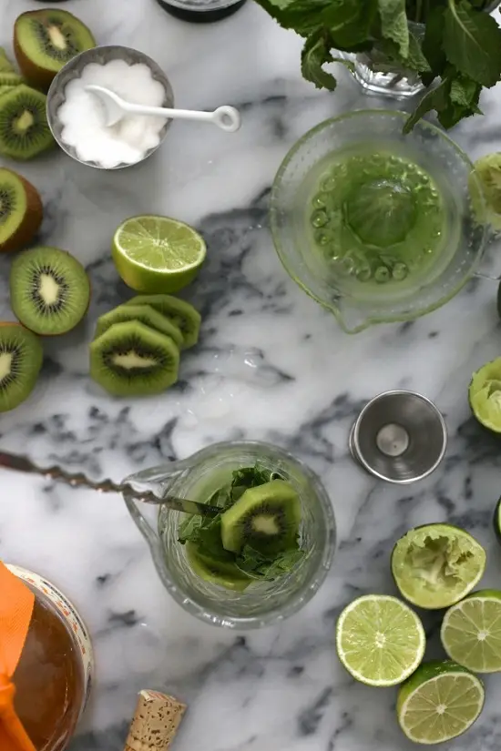 Cách làm cocktail kiwi với lá bạc hà mát lạnh 4