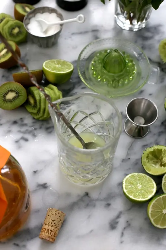Cách làm cocktail kiwi với lá bạc hà mát lạnh 3