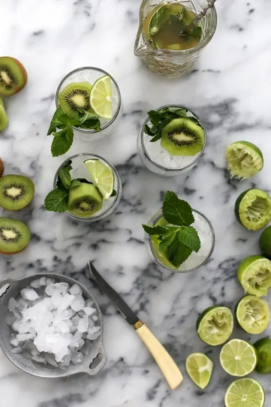 Cách làm cocktail kiwi với lá bạc hà mát lạnh 5