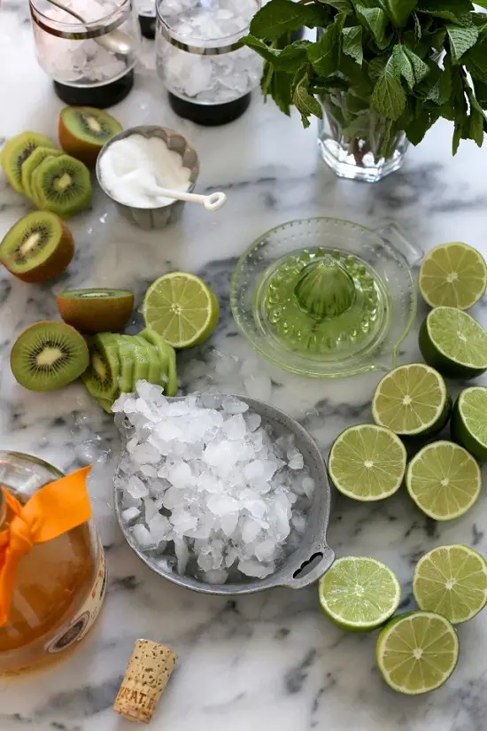 Cách làm cocktail kiwi với lá bạc hà mát lạnh 2