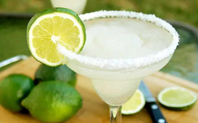 Cách làm cocktail Margarita mát lạnh 6