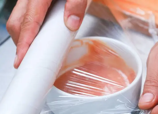 bọc kín miệng bát nước sốt