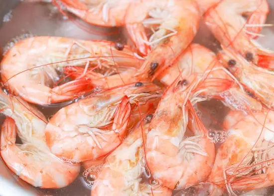 ngâm tôm vào nước đá