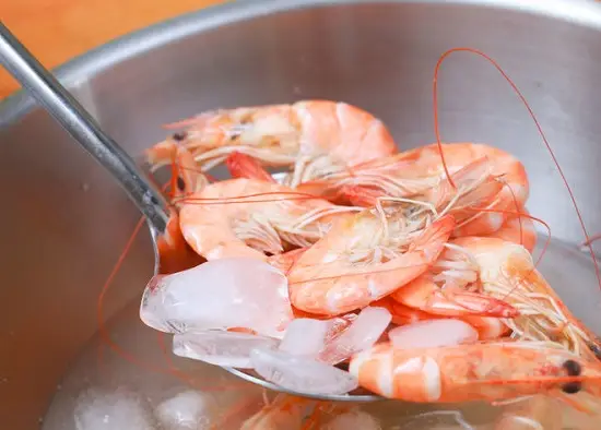 vớt tôm cho ráo nước