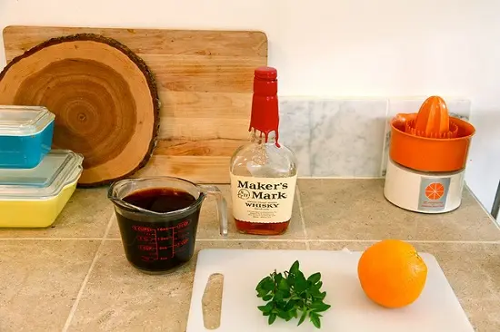 Cách làm cocktail trà đen với rượu whisky 2