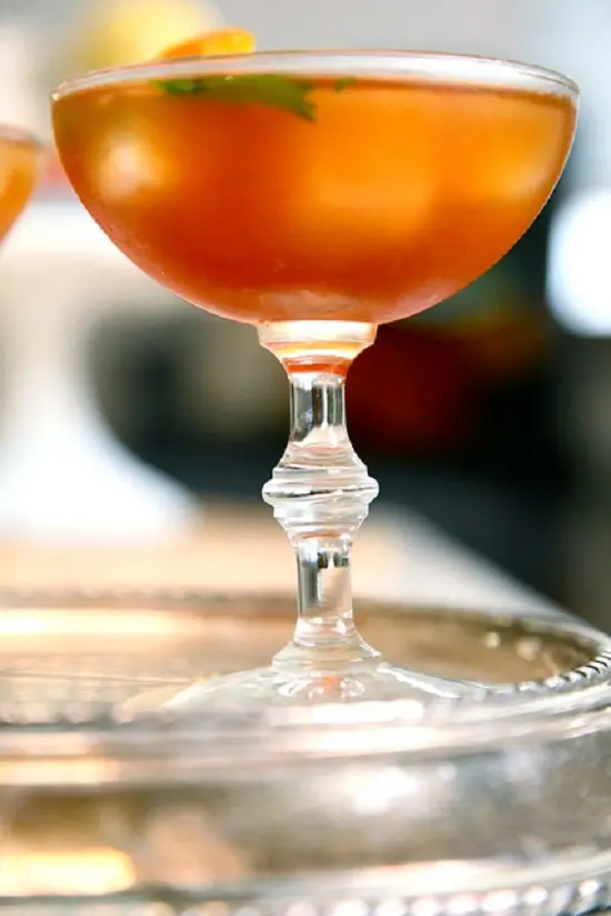 Cách làm cocktail trà đen với rượu whisky 5