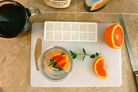 Cách làm cocktail trà đen với rượu whisky 3