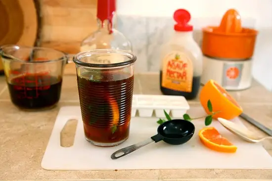 Cách làm cocktail trà đen với rượu whisky 4