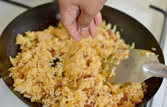 nêm gia vị vào cơm