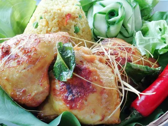 Cách làm cơm gà rim nghệ siêu dễ