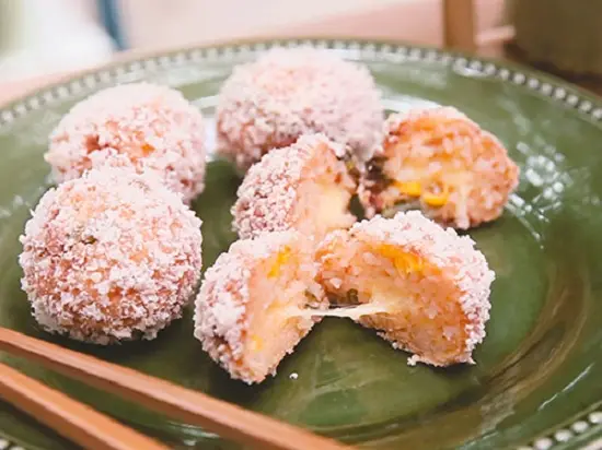 Cách làm cơm nắm nhồi phô mai chiên độc đáo