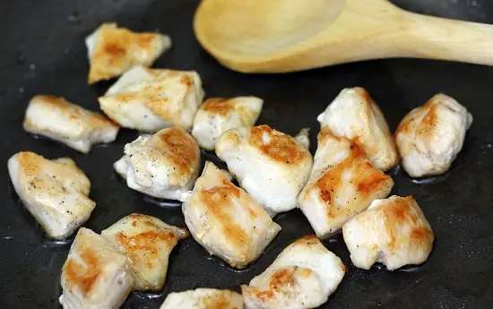 Cách làm cơm rang thịt gà đơn giản an toàn