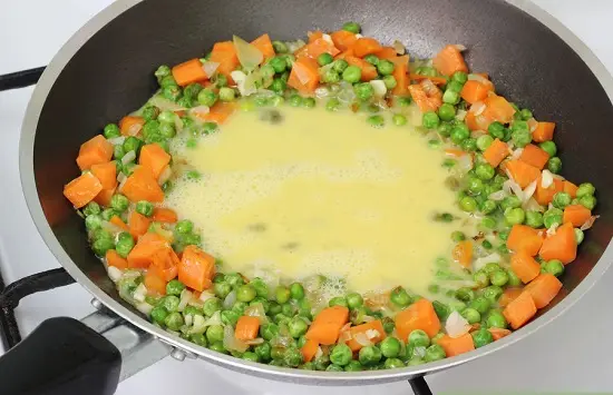 Cách làm cơm rang thịt gà đơn giản cho bé