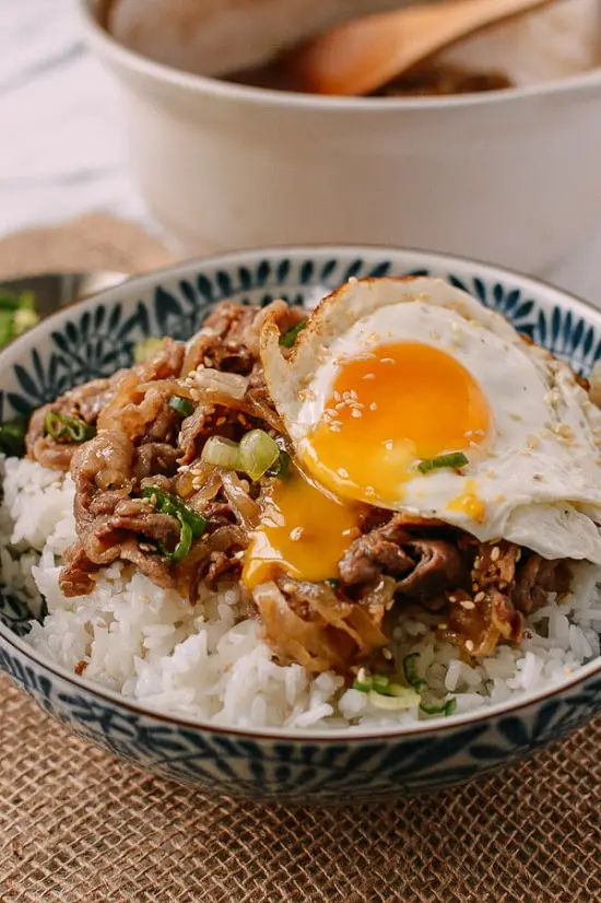 Cách làm Gyudon – cơm thịt bò xào hành tây kiểu Nhật 6