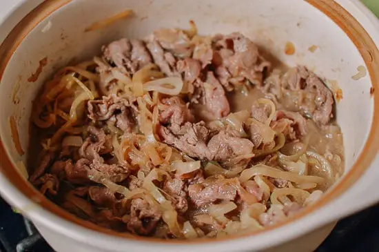 Cách làm Gyudon – cơm thịt bò xào hành tây kiểu Nhật 4