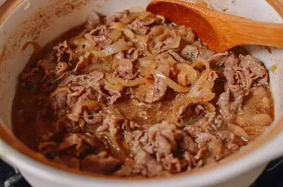 Cách làm Gyudon – cơm thịt bò xào hành tây kiểu Nhật 5