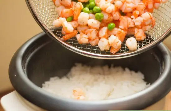 Cách làm cơm tôm đậu Hà Lan đơn giản 4